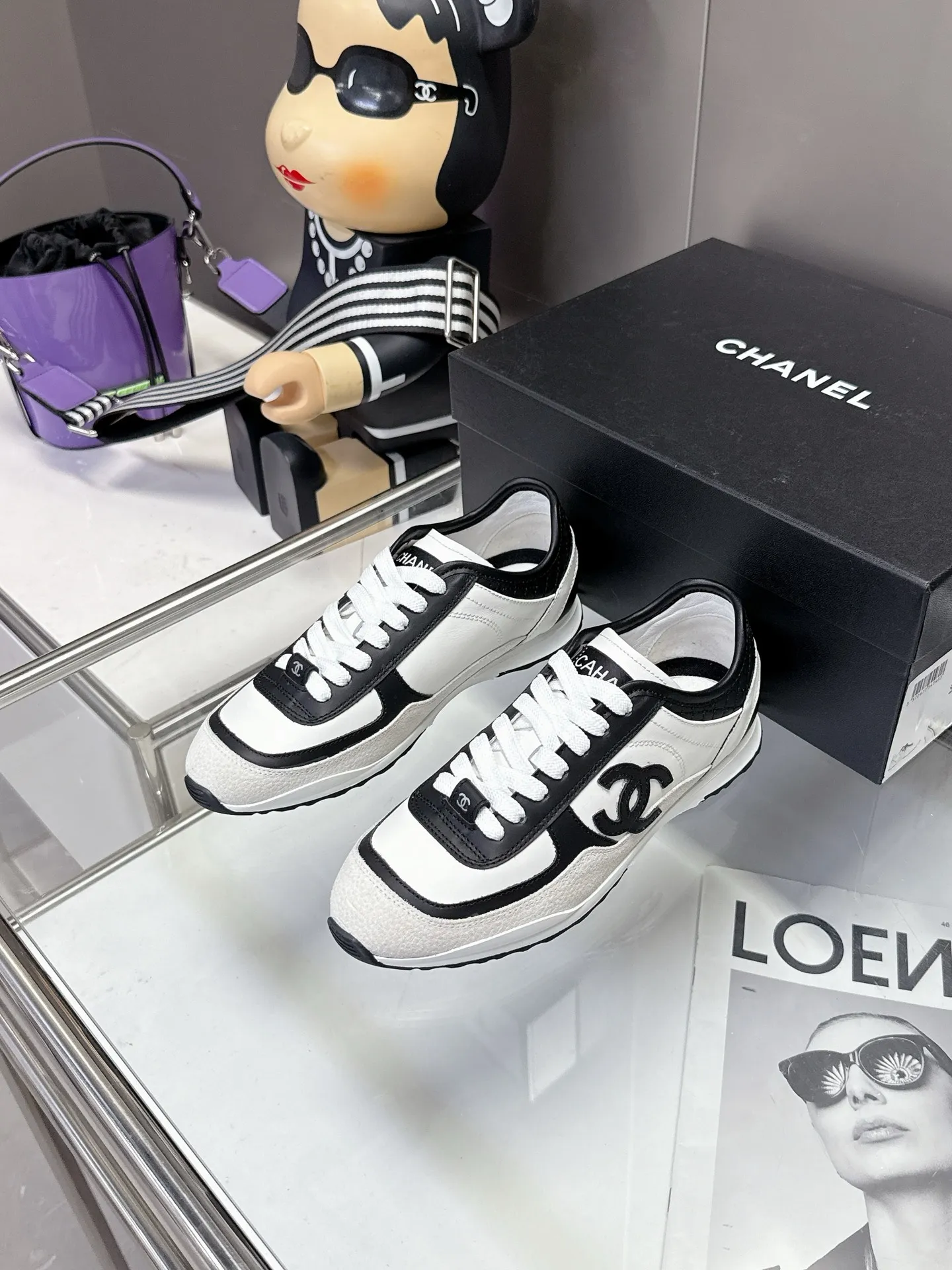 👟👟Ex-factory price 500👟👟 (size 35-40) Chanel 25p panda sneakers! It’s really out of the spotlight recently, and there’s a reason why it’s so popular! The upper is made of first-layer calfskin, with a sheepskin lining, which is breathable and comfortable. It has a full whitening effect and can easily show off your slender legs when paired with any style of clothes. Whoever wears it will look better~ The comfort level is simply amazing. Beauty and comfort coexist, and they are extremely versatile. Wearing it can easily walk ten or twenty thousand steps without any pressure, and it feels light and breathable. The classic black and white color scheme is really the best for spring and summer wear! No matter what kind of clothes you wear in daily life, you can never go wrong. You can mix and match them beautifully and look very delicate and stylish. People with wide feet don’t have to worry about making their feet look fat. Wearing it will make your feet look better. I really love this pair of shoes. Come and get a pair to make your steps more comfortable and fashionable!